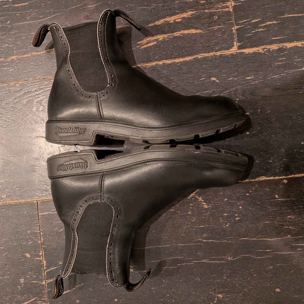 Blundstone Black Leather Chelsea Boots for Women
